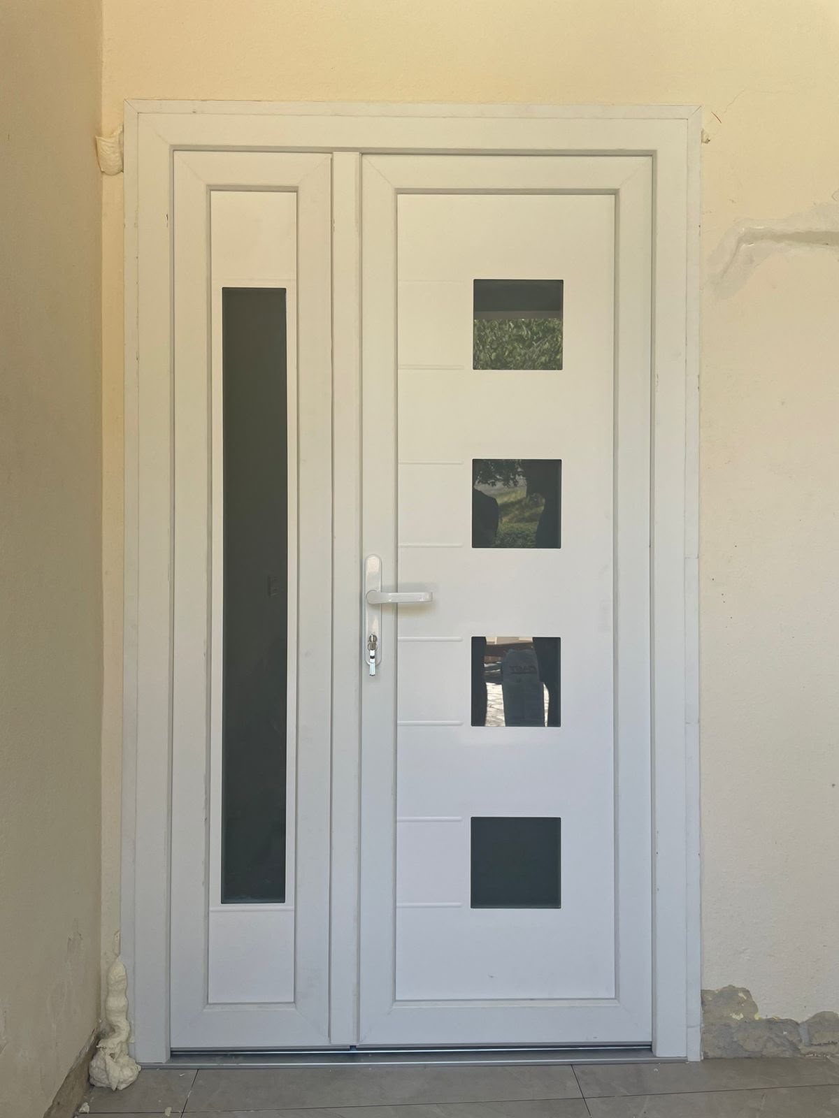 Derë hyrëse moderne me xhama