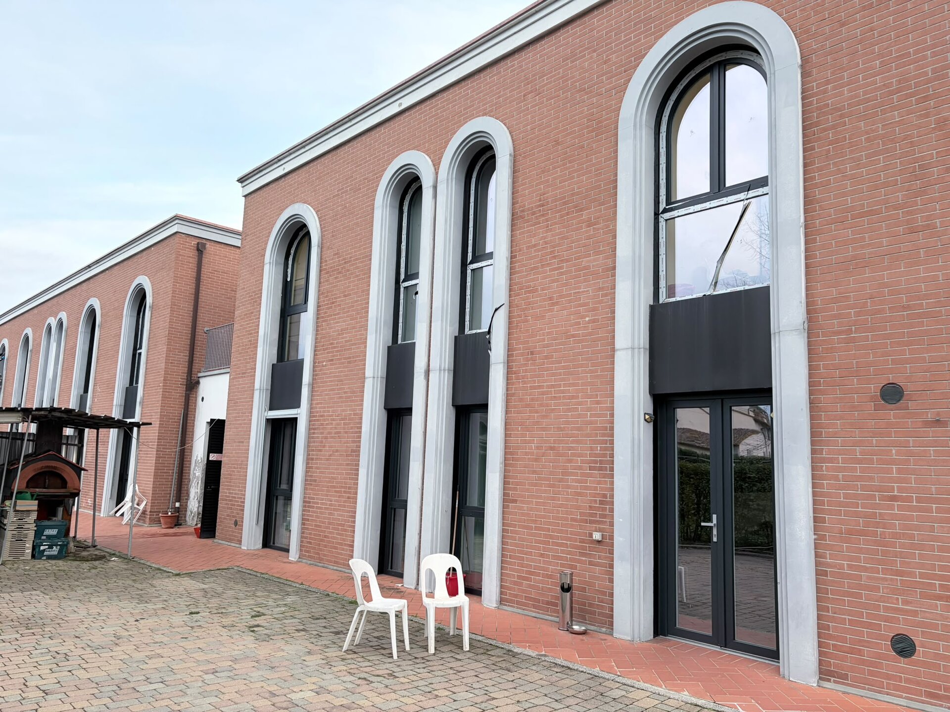 Dritare të harkuara alumini - ndërtesë klasike
