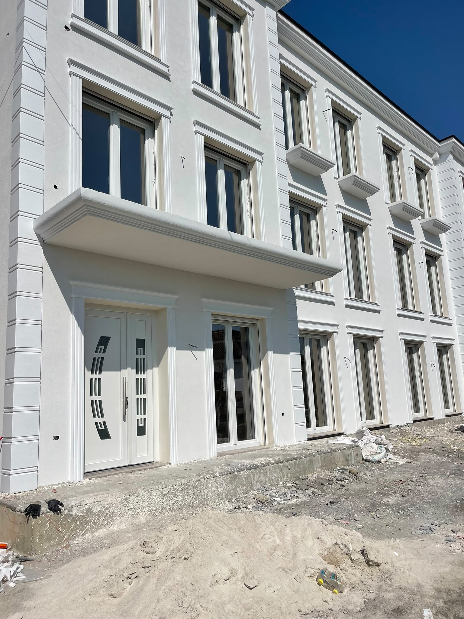 Vilë private - dritare e dyer PVC të bardha