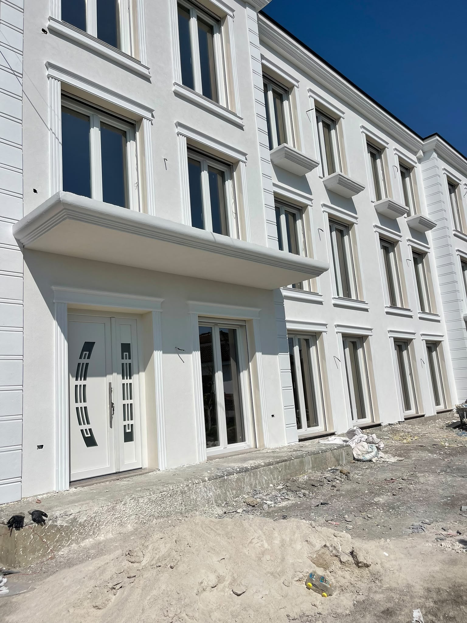 Punim i yni — vilë me dritare e dyer PVC